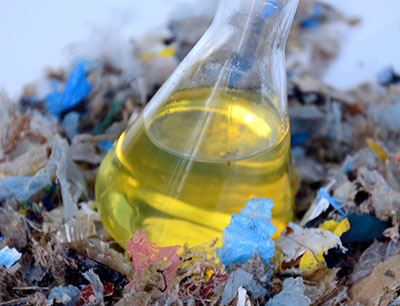 The secondary raw material obtained from the chemical recycling of plastic waste is similar to oil in many properties and is a fully-fledged substitute for fossil resources