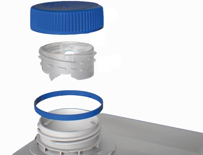 The Combimaxx closure consists of a flange with an integrated cutting ring, a clearly visible tamper-evidence ring and a large cap. The closure is applied over an overcoated hole