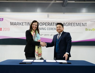 Andrea Kalrait (Nürnberg Messe Group) signing contract with Harper Lee (GMEG)