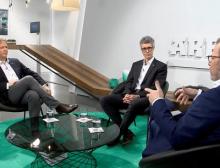 Arburg experts Werner Faulhaber (left) and Oliver Giesen (middle) discussing the efficient use of production machines with host Guido Marschall, Plas.TV, on 25 February 2021