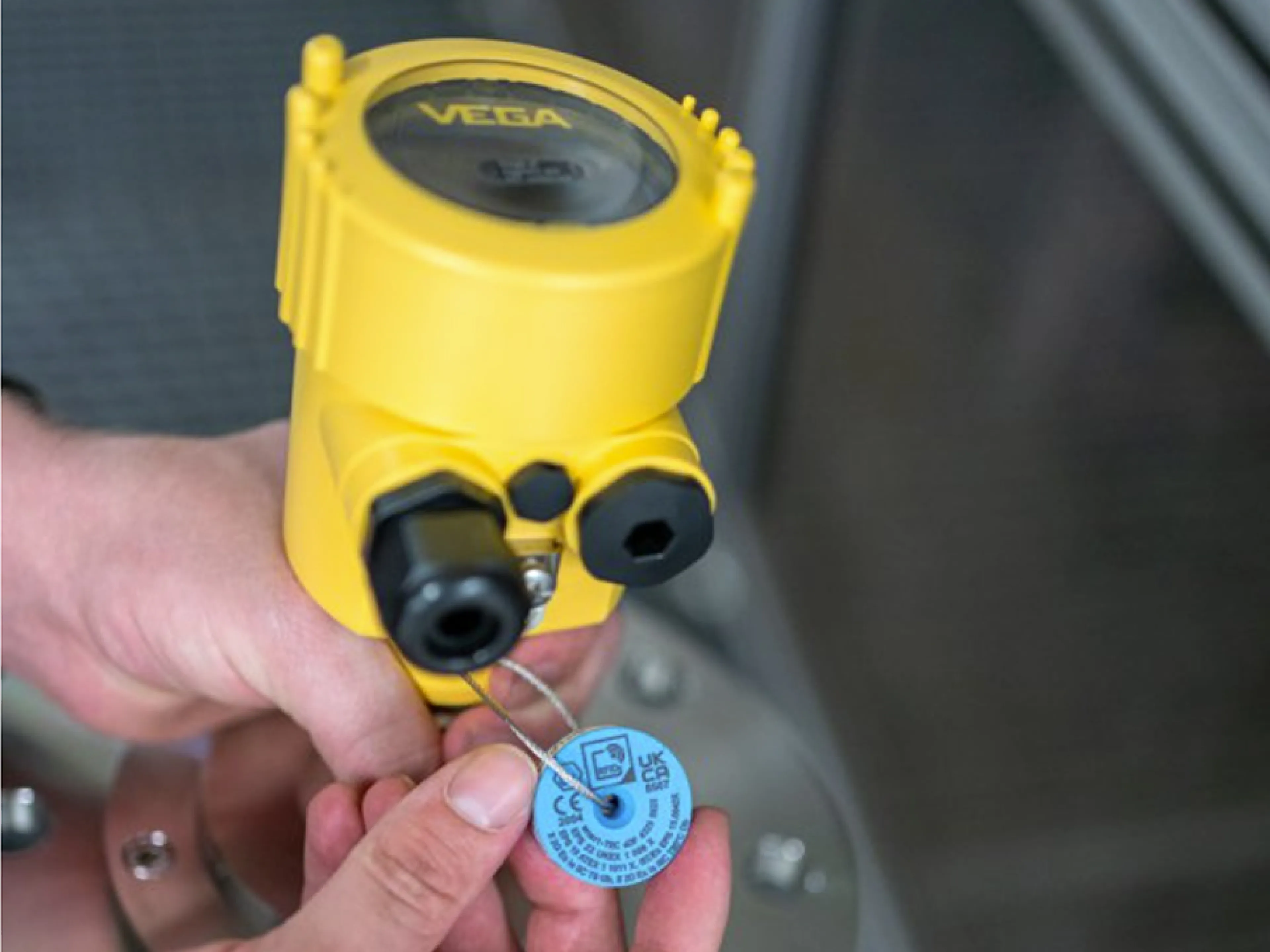 The RFID tag contains all important sensor information and remains permanently legible even in harsh environments
