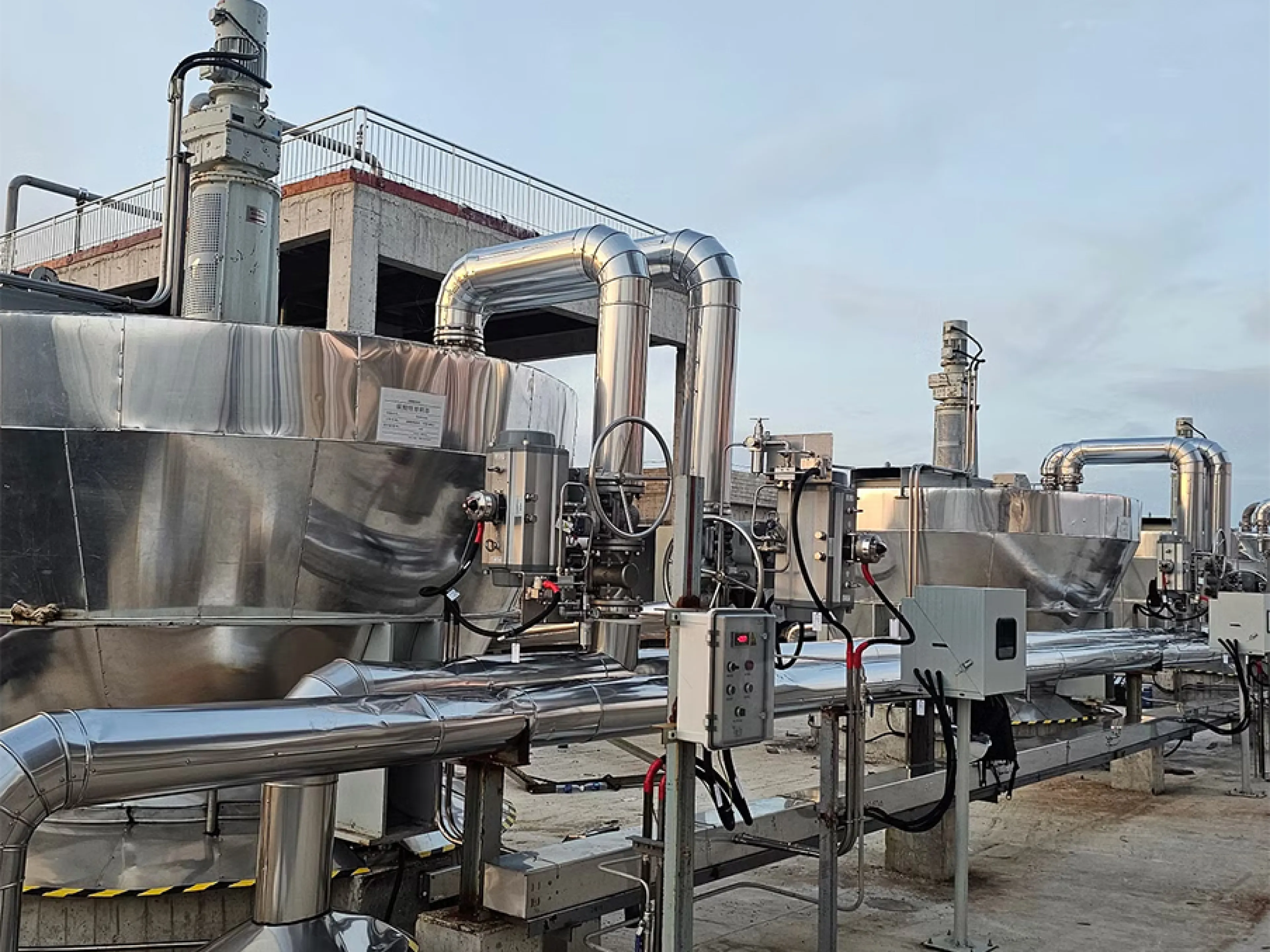 Minebea Intec configured a weighing system for nine BYD lithium carbonate thickeners using load cells "PR 6212", Mini Flexlock kits, and weight indicators X2 to automate charge/discharge control and minimize horizontal forces, Photo: Minebea Intec Minebea Intec configured a weighing system for nine BYD lithium carbonate thickeners using load cells PR 6212, Mini Flexlock kits, and weight indicators X2 to automate charge/discharge control and minimize horizontal forces.
