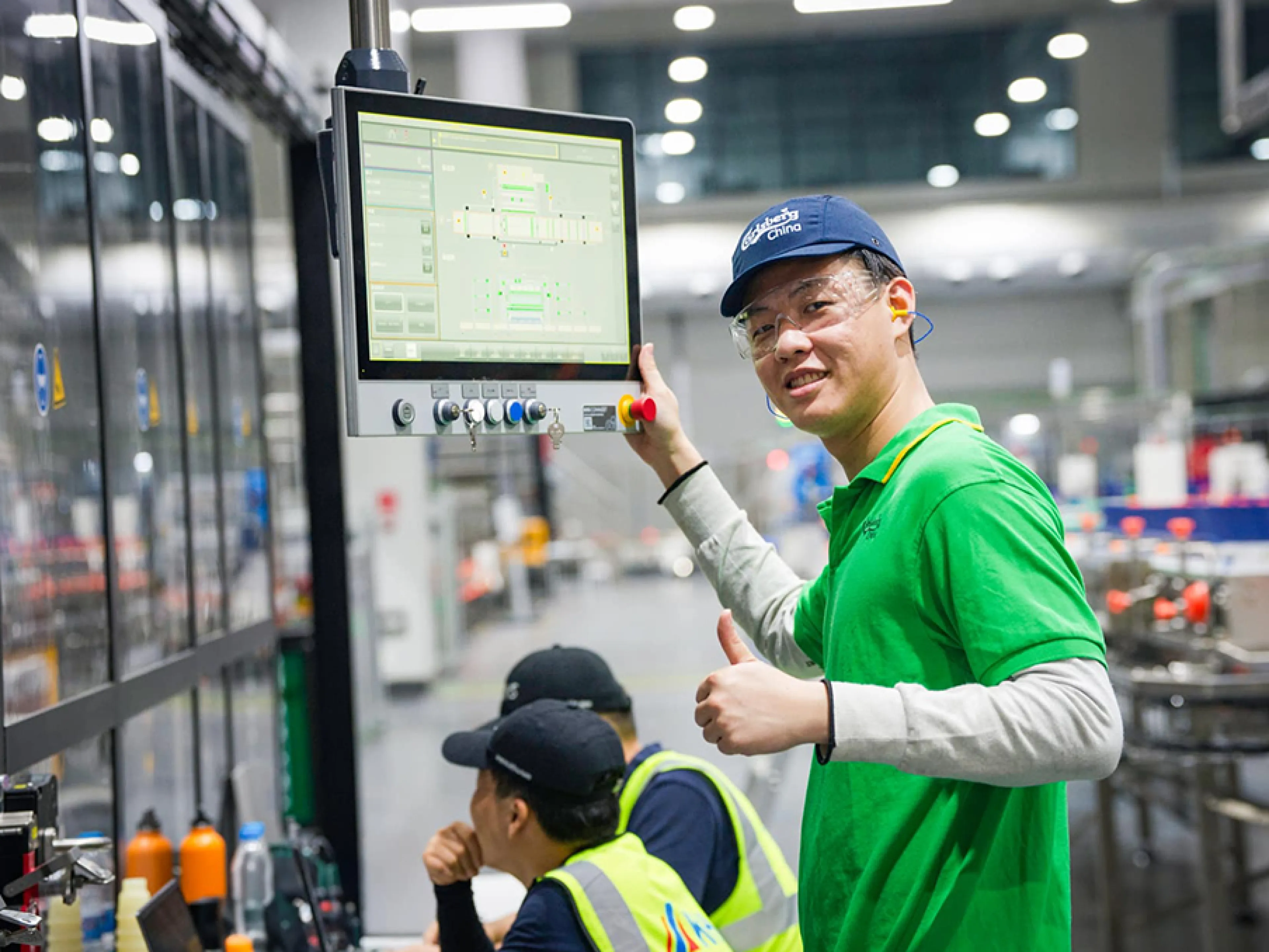 The Chinese operating personnel are also impressed by the user-friendly KHS technology, as shown here on one of the KHS Innopack Kisters packaging machines, Photo: KHS The Chinese operating personnel of Carlsberg are also impressed by the user-friendly KHS technology