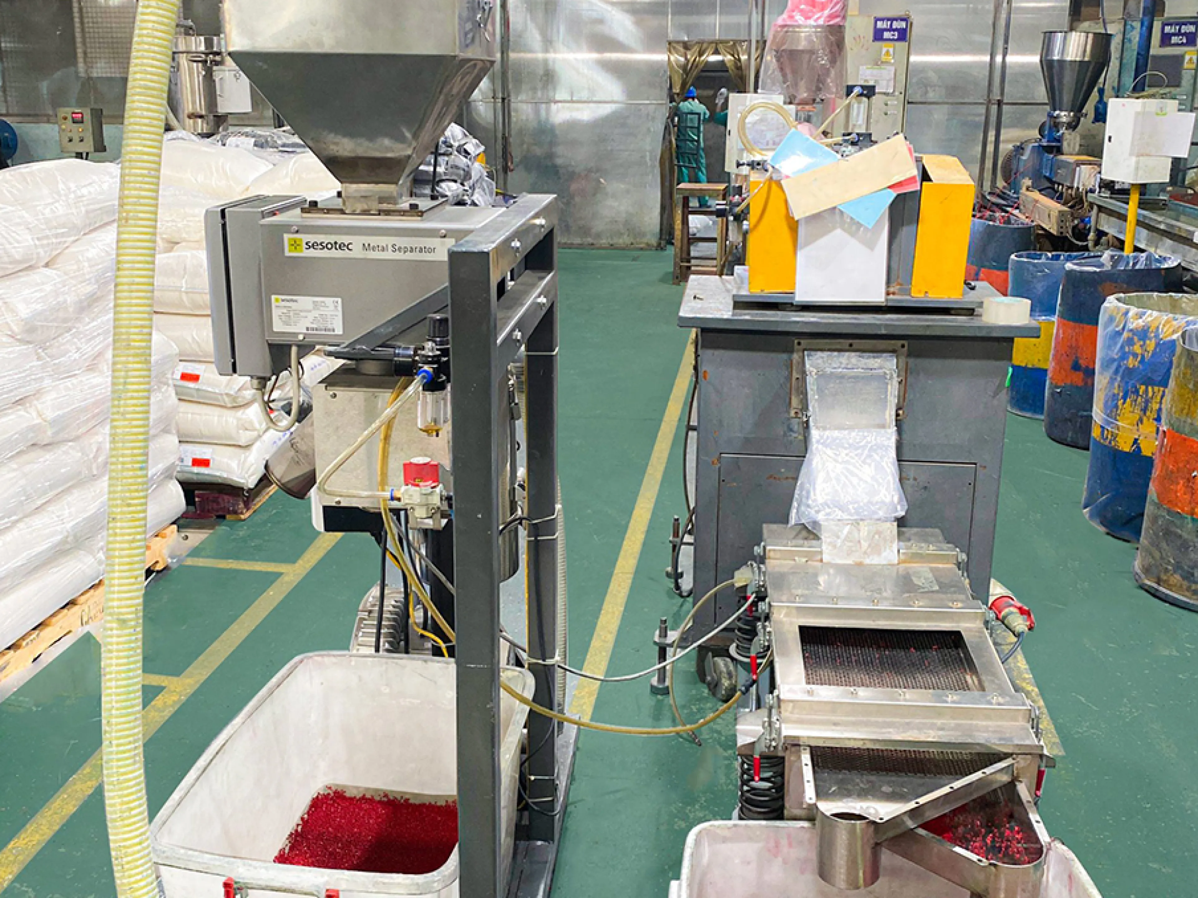 The metal separator (left in the picture) is sensitive enough to detect metal contaminants, while the product effect is compensated for as much as possible, Photo: Sesotec The Sesotec metal separator (left in the picture) is sensitive enough to detect metal contaminants, while the product effect is compensated for as much as possible