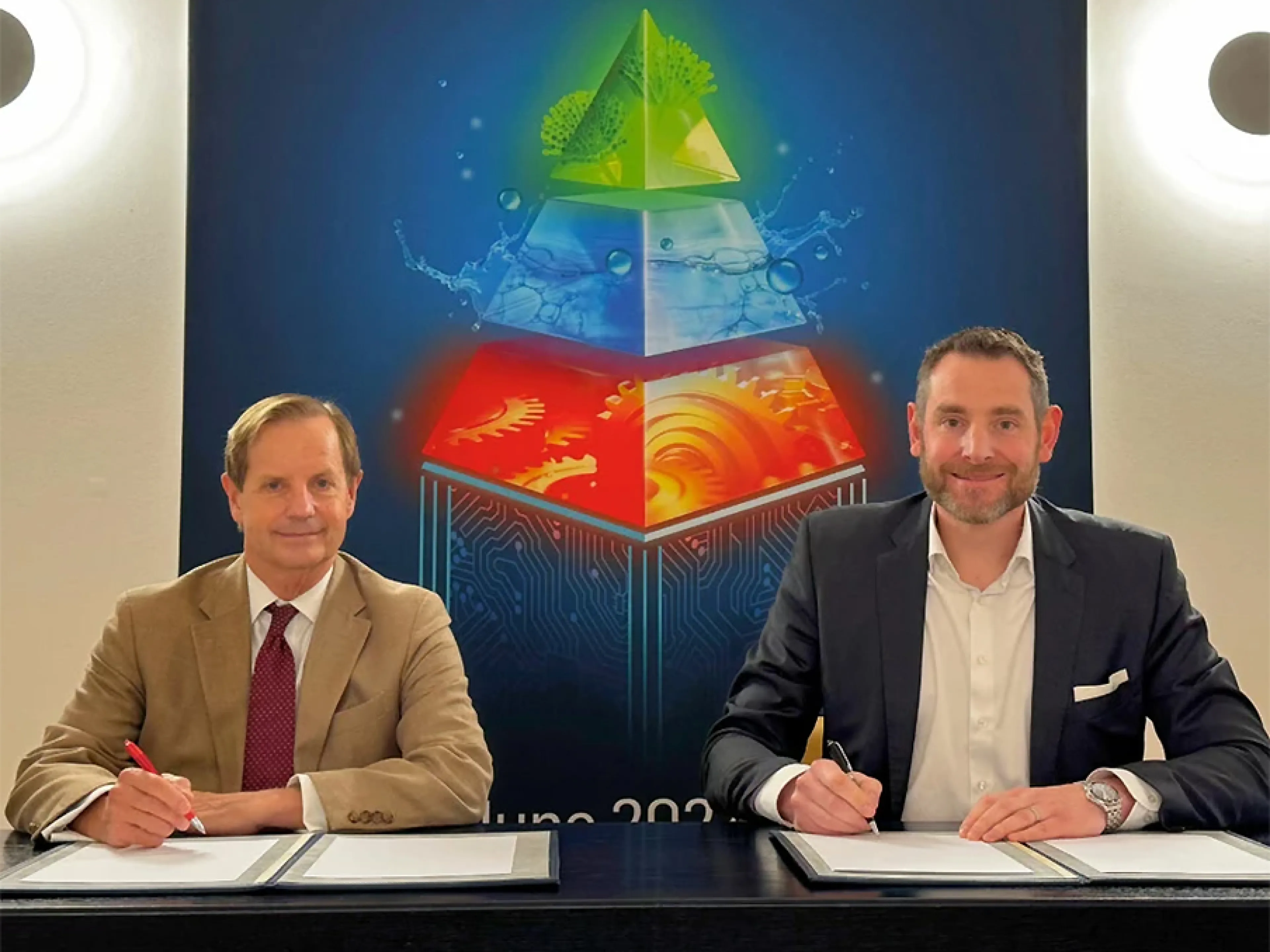 John Royall (l.), President and CEO of Gulf Energy Information and Dr Björn Mathes (r.), Managing Director of Dechema Ausstellungs-GmbH at the signing of the contract for the ‘ChemE Show’