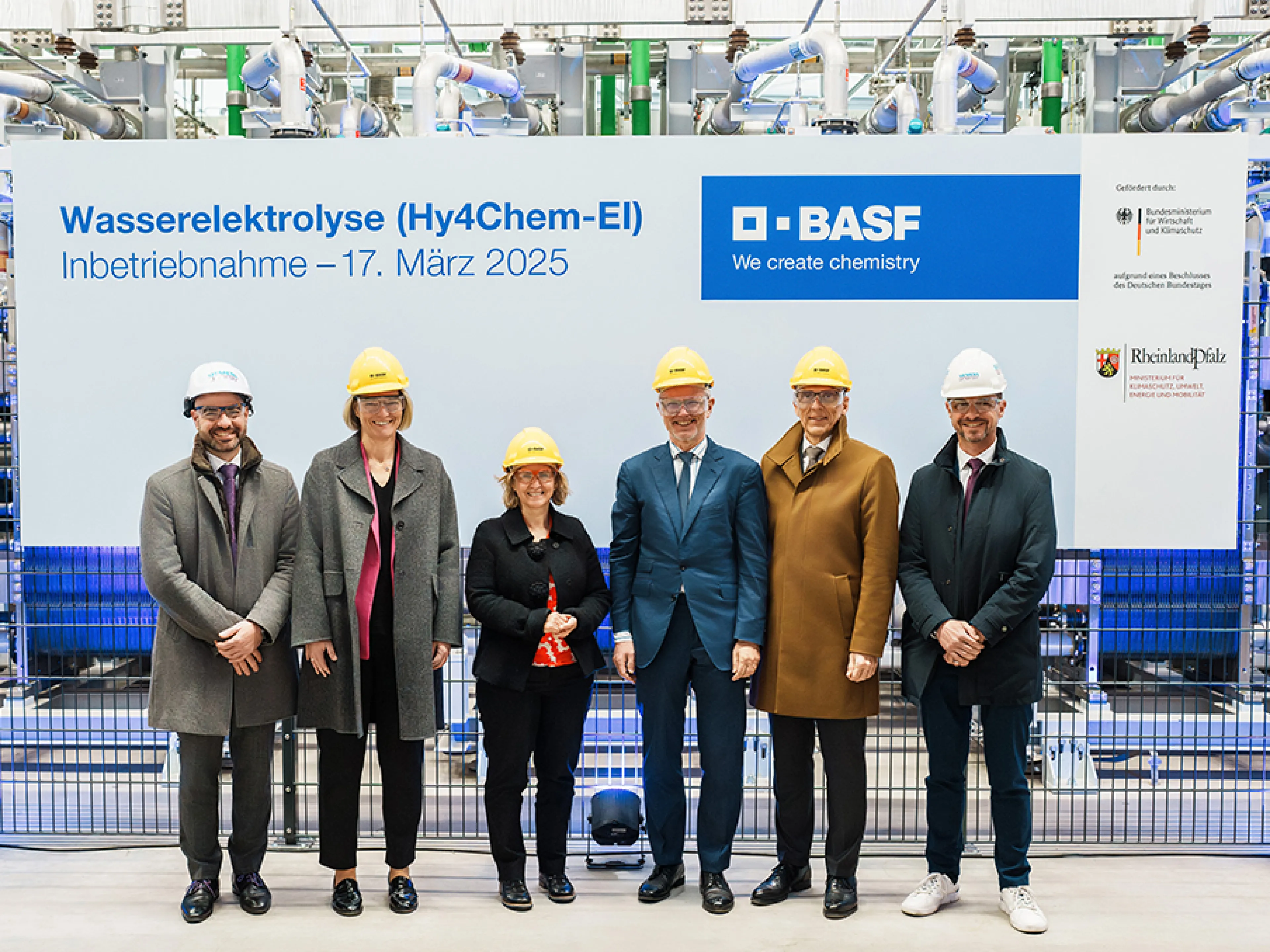 ( f.l.t.r.) Manuel Mundt, VP Finance Sustainable Energy Systems at Siemens Energy, Katja Scharpwinkel, Site Manager of the BASF plant in Ludwigshafen, Katrin Eder, Minister for Climate Protection, Environment and Mobility of Rhineland-Palatinate, Udo Philipp, State Secretary BMWK, Stephan Kothrade, CTO BASF and Christoph Schütte, Managing Director Siemens Energy Germany, Photo: BASF ( f.l.t.r.) Manuel Mundt, VP Finance Sustainable Energy Systems at Siemens Energy, Katja Scharpwinkel, Site Manager of the BASF plant in Ludwigshafen, Katrin Eder, Minister for Climate Protection, Environment and Mobility of Rhineland-Palatinate, Udo Philipp, State Secretary BMWK, Stephan Kothrade, CTO BASF and Christoph Schütte, Managing Director Siemens Energy Germany