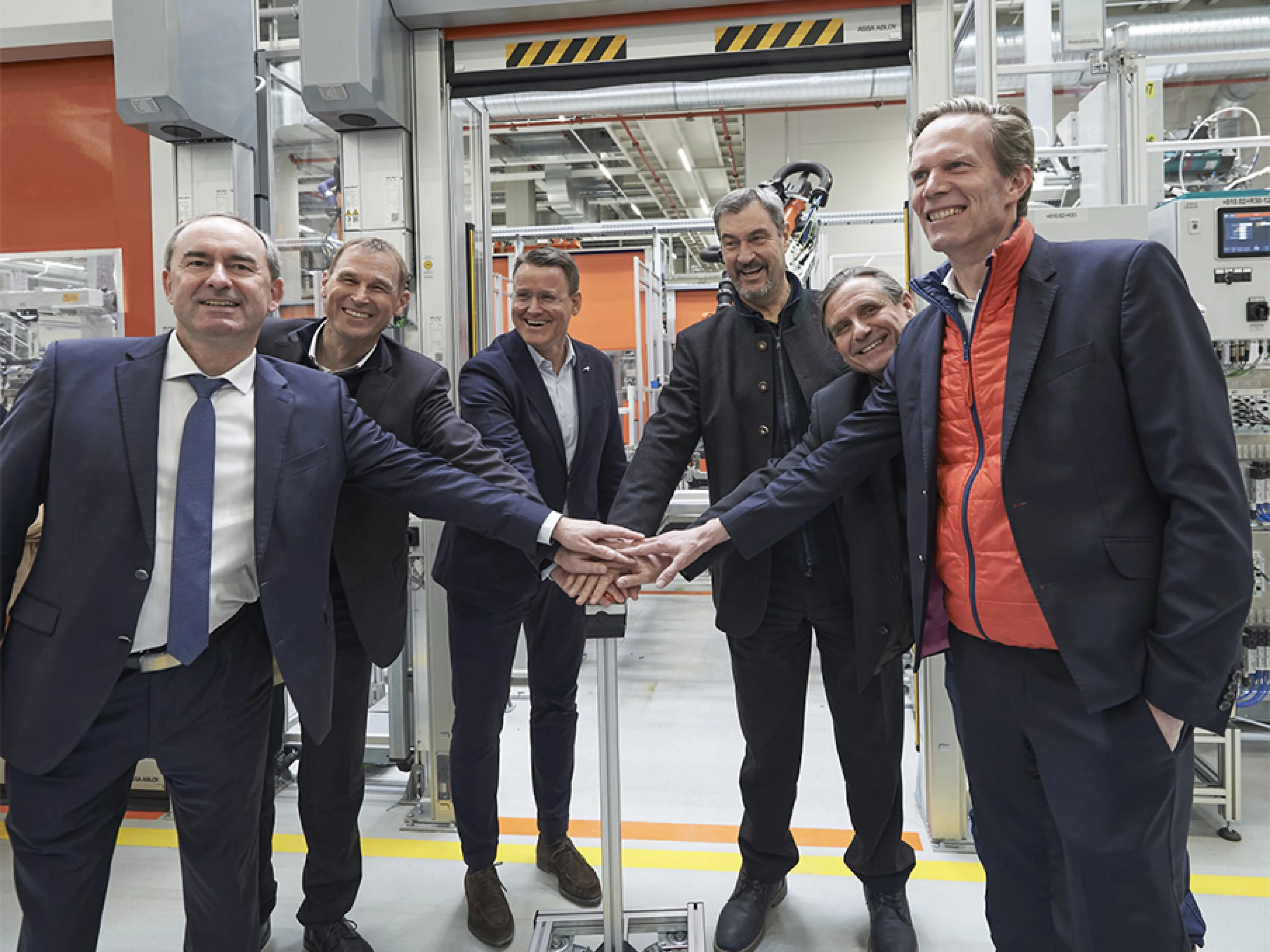 At the start of battery series production at the Nuremberg site: Minister of State Hubert Aiwanger, Michael Kobriger, MAN Executive Board Member for Production and Logistics, MAN CEO Alexander Vlaskamp, Bavarian Minister President Dr. Markus Söder, Markus Wansch, Chairman of the Works Council at the Nuremberg site and Dr. Frederik Zohm, MAN Executive Board Member for Research and Development, Photo: MAN At the start of battery series production at the Nuremberg site: Minister of State Hubert Aiwanger, Michael Kobriger, MAN Executive Board Member for Production and Logistics, MAN CEO Alexander Vlaskamp, Bavarian Minister President Dr. Markus Söder, Markus Wansch, Chairman of the Works Council at the Nuremberg site and Dr. Frederik Zohm, MAN Executive Board Member for Research and Development