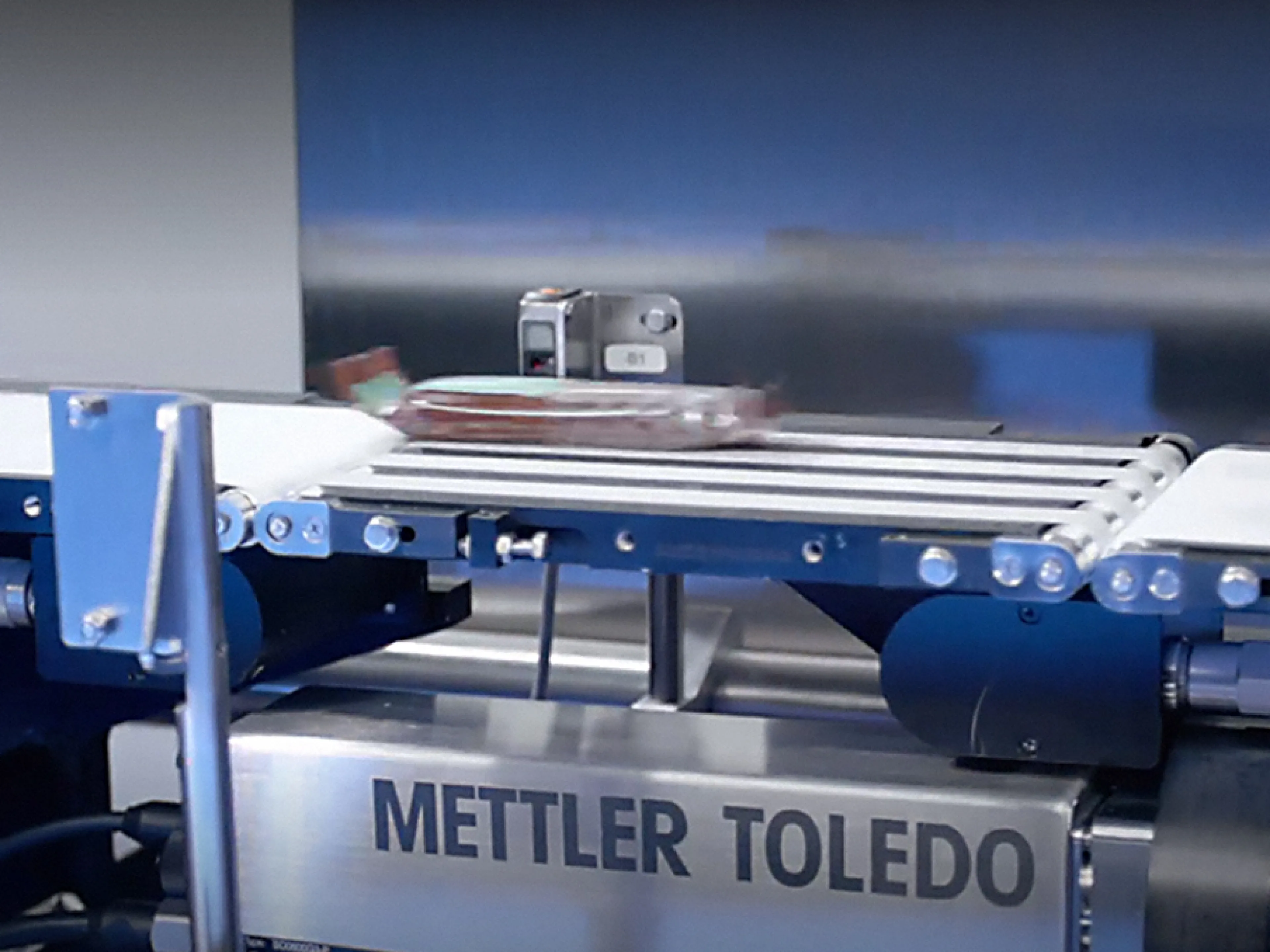 Checkweighing in use in the high-speed production of snacks and confectionery, Photo: Mettler-Toledo Metal detection, checkweighing and X-ray inspection in use in the high-speed production of snacks and confectionery