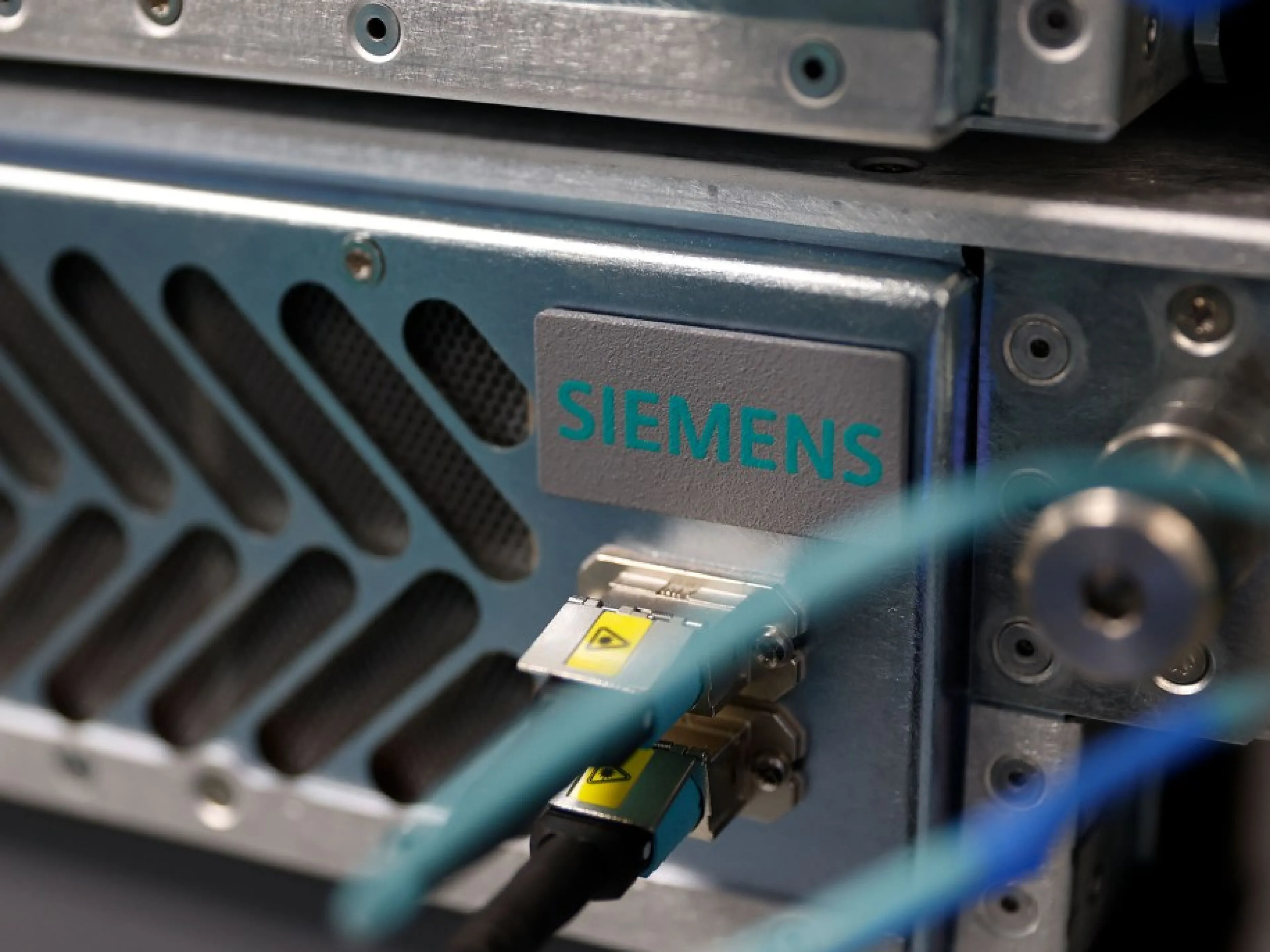 Veloce Strato CS delivers high emulation performance, maintains fast full visibility debug, and scales from 40 million gates (MG) to 40 billion gates (BG)