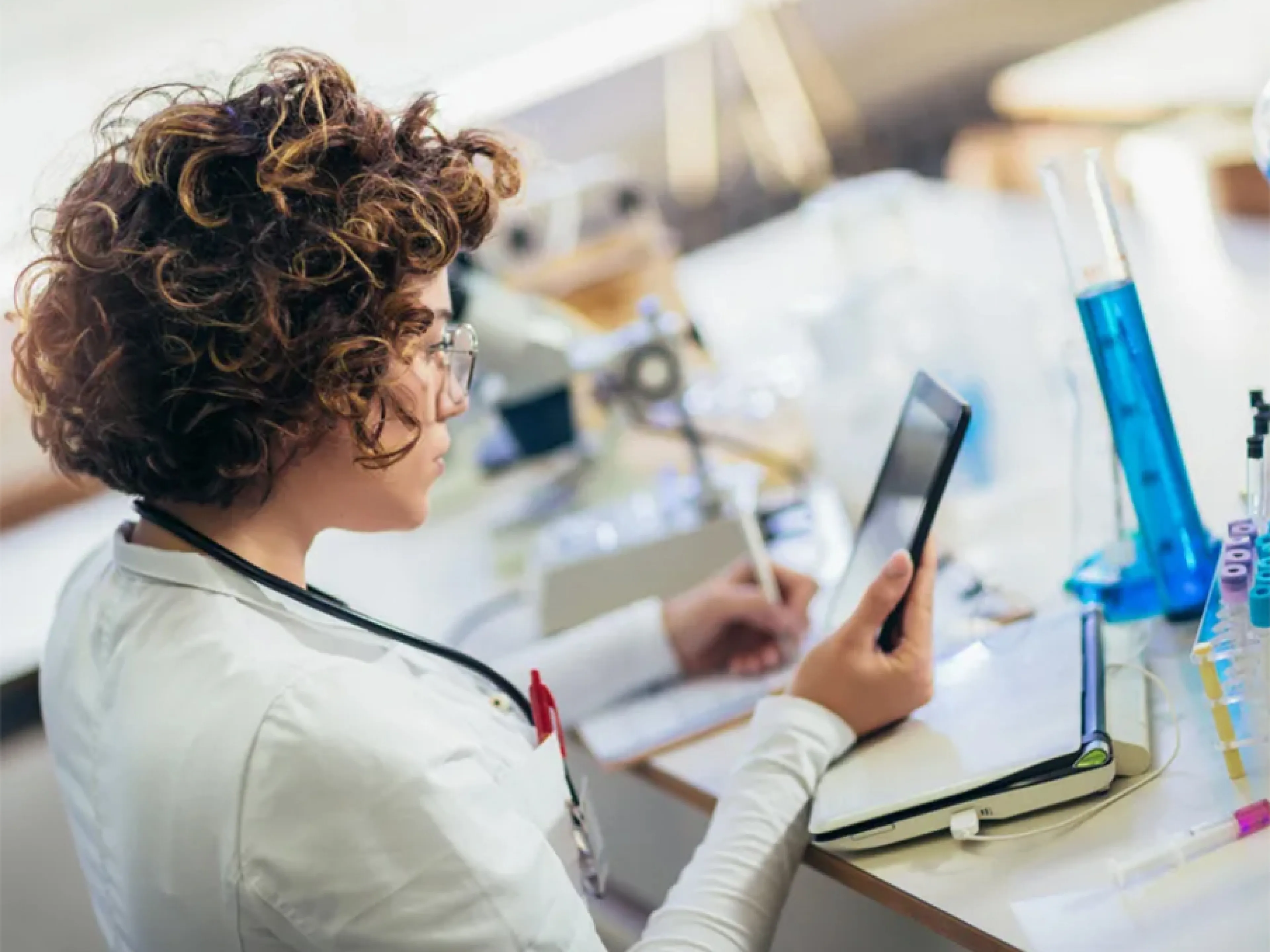 Siemens expands AI-powered Siemens Xcelerator portfolio in the life sciences sector and creates a continuous digital thread that connects data from research and development to production