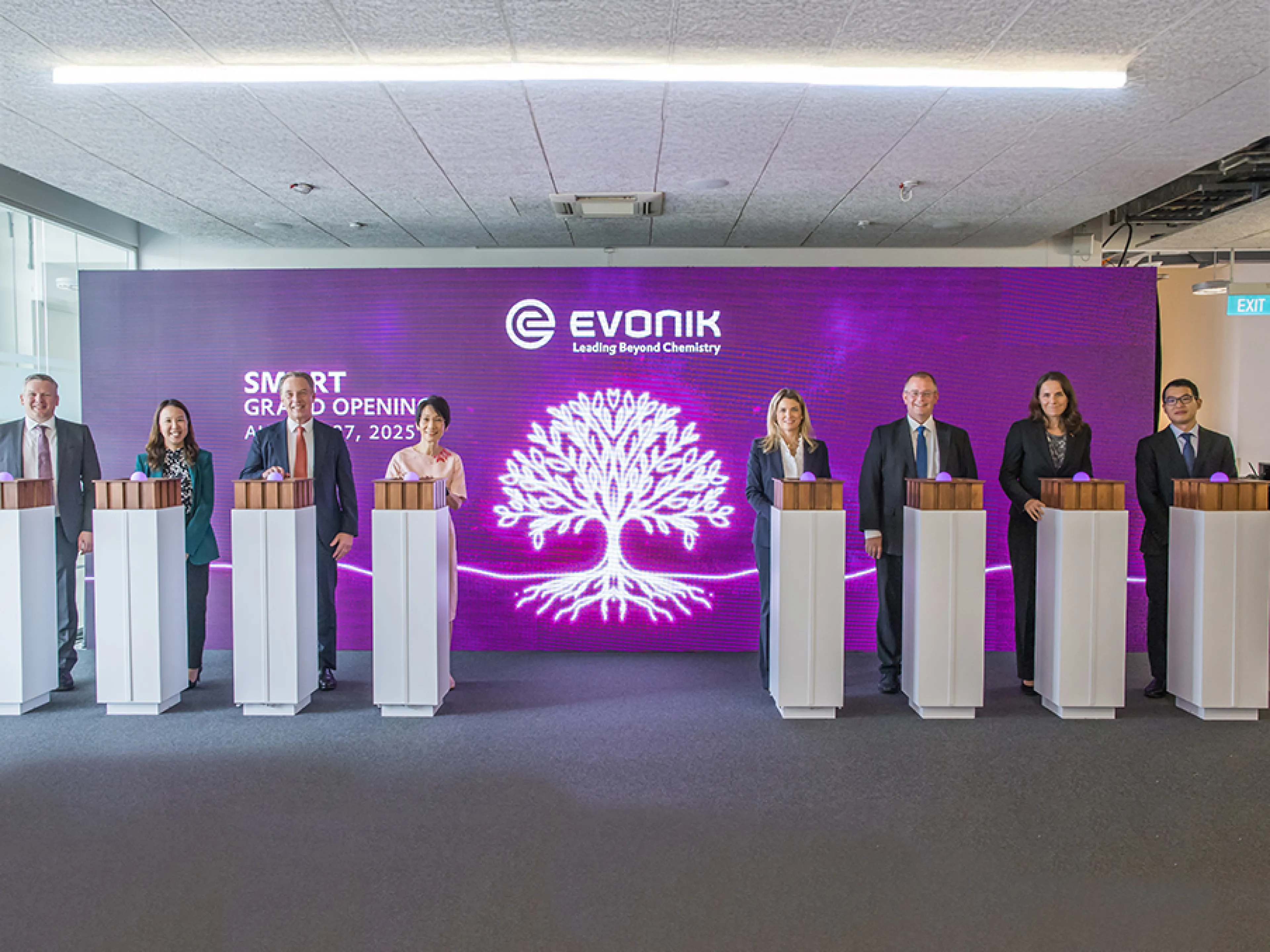 f.l.t.r.: Alexander Weber, Senior VP & GM Alkoxides, Evonik; Christine Wong, JTC; Claus Rettig, Executive Board Member Evonik & President Asia-Pacific; Grace Fu, Minister for the Environment, Singapore; Lauren Kjeldsen, Executive Board Member Evonik & COO Officer Custom Solutions, Max Preisenberger, Head of BL Catalysts, Evonik, Ambassador Bettina Fanghänel, Hu Song, Head of BL Catalysts, Seaanz Evonik, Photo: Evonik Grand opening of new alcoholate production facility of Evonik in Singapore