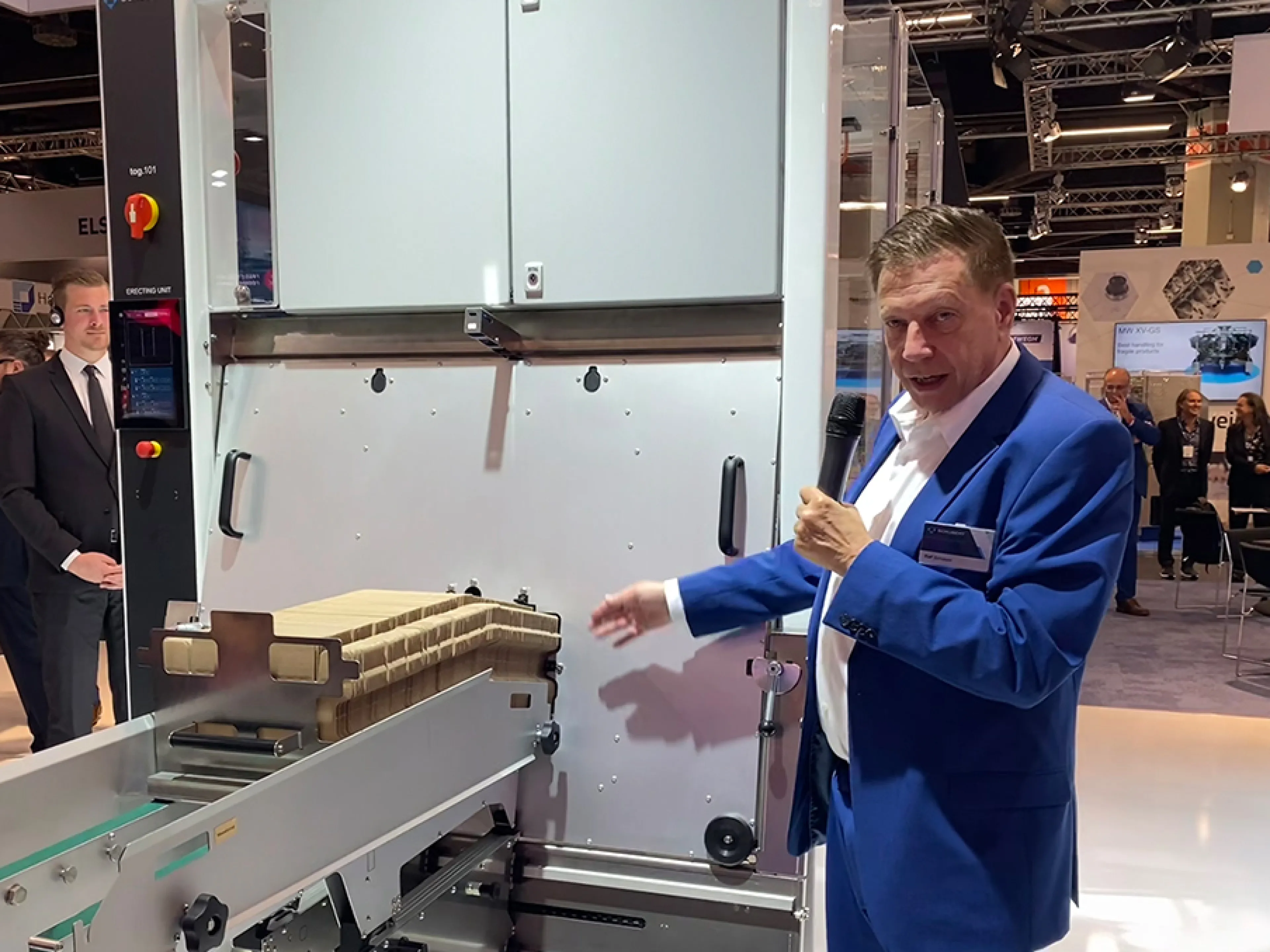 Ralf Schubert, Managing Director at Gerhard Schubert, presents the new cobot “tog.101” 