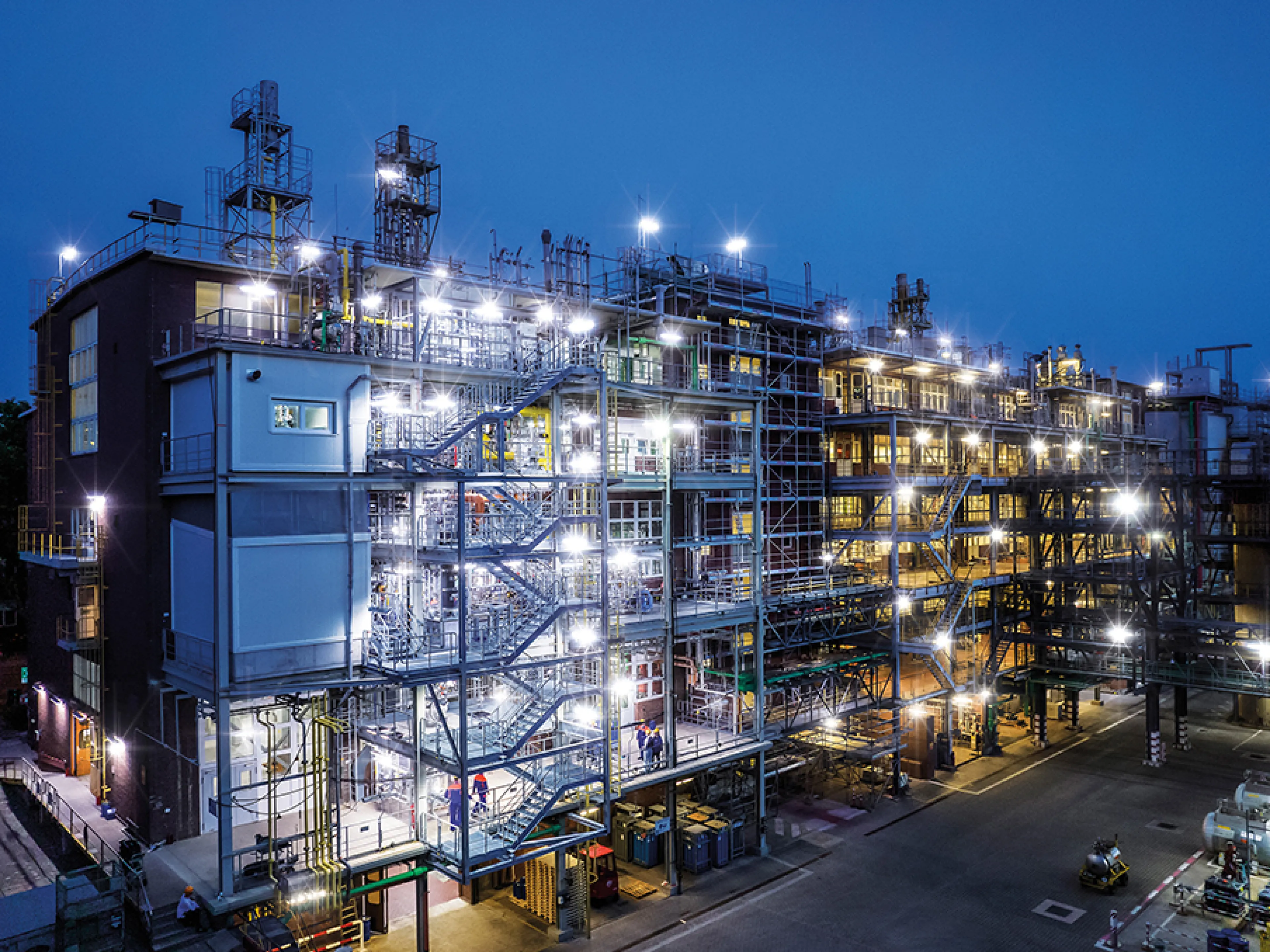 BASF's methane pyrolysis test facility in Ludwigshafen with a novel reactor. This is the first time that a special technology has been used to split methane particularly efficiently. As a result, the efficiency and process efficiency are very high. In order to further scale up the technology and offer it as a competitive alternative for hydrogen production, BASF and Exxon Mobil are planning to build and operate a demonstration plant