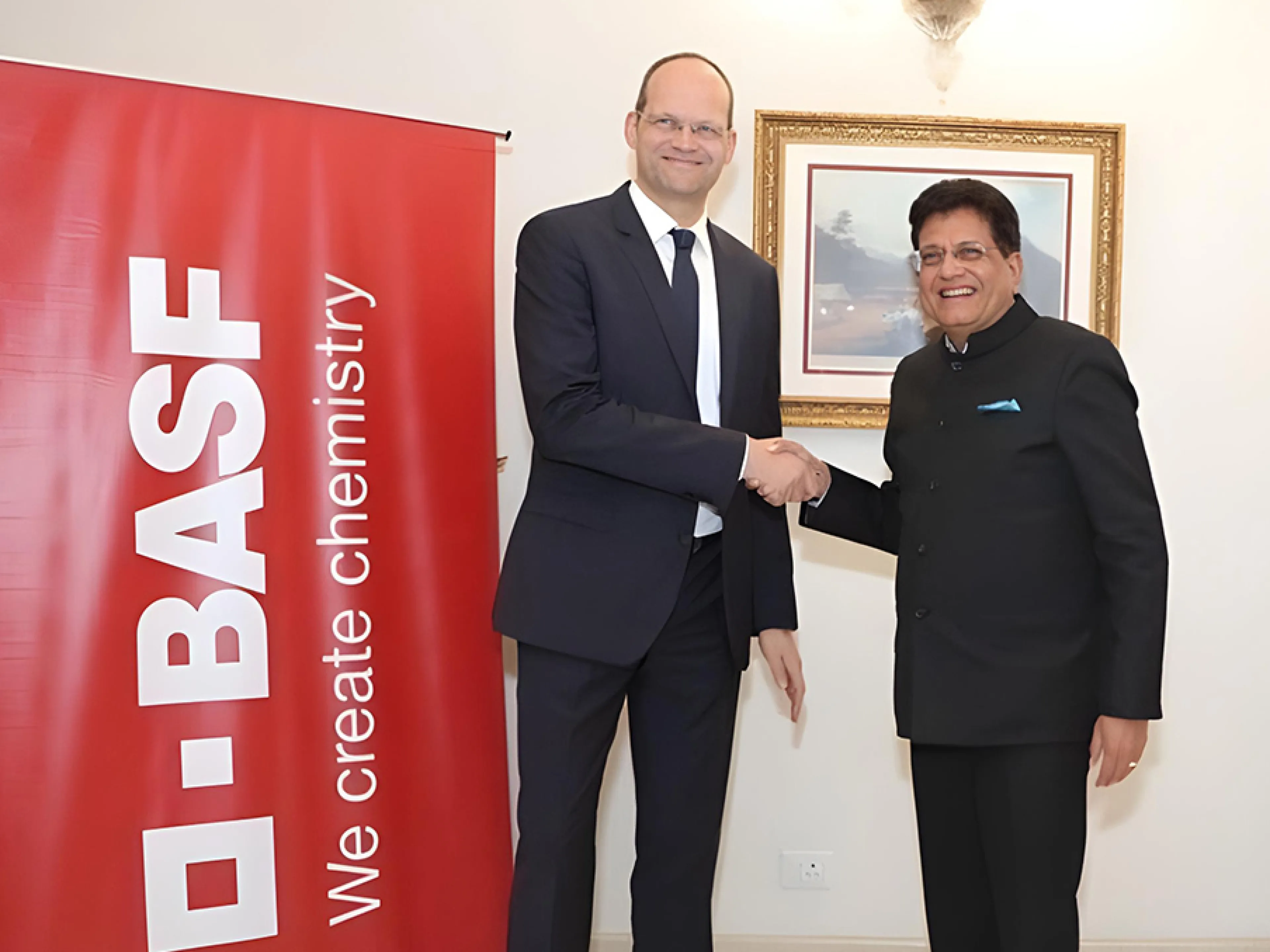 f.l.t.r.: Dr. Dirk Elvermann, CFO and Chief Digital Officer at BASF, with Indian Minister of Commerce and Industry Piyush Goyal at a meeting in New Delhi at the end of January 2026
