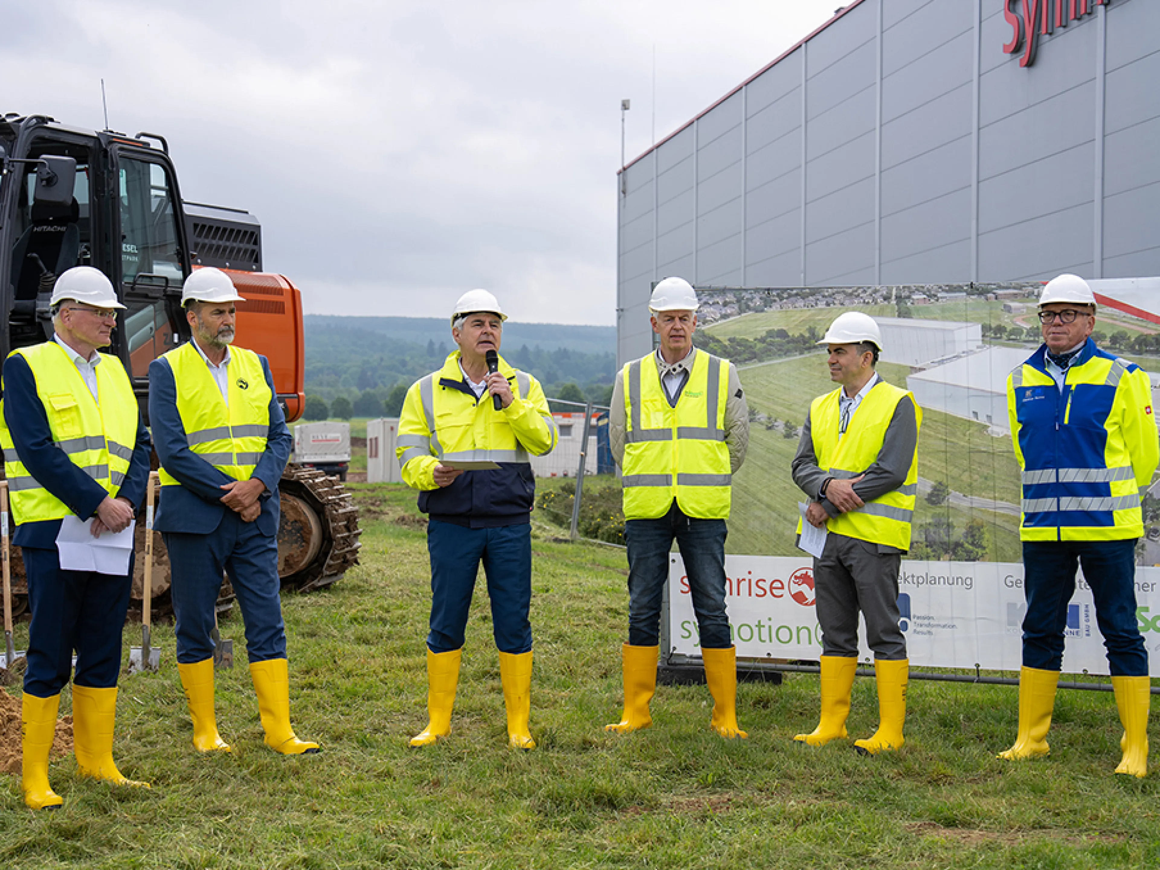 Groundbreaking ceremony for the second phase of the Symrise logistics center in Holzminden, from left to right: Jens Bädje (Managing Director of Symotion), Christian Belke (Mayor of Holzminden), Dr. Jean-Yves Parisot (CEO of Symrise), Detlef Struck (Dr. Schoppe Construction), Walter Ribeiro (Executive Board Member, Taste, Nutrition & Health), Dietmar Nunne (Kögel + Nunne Bau)
