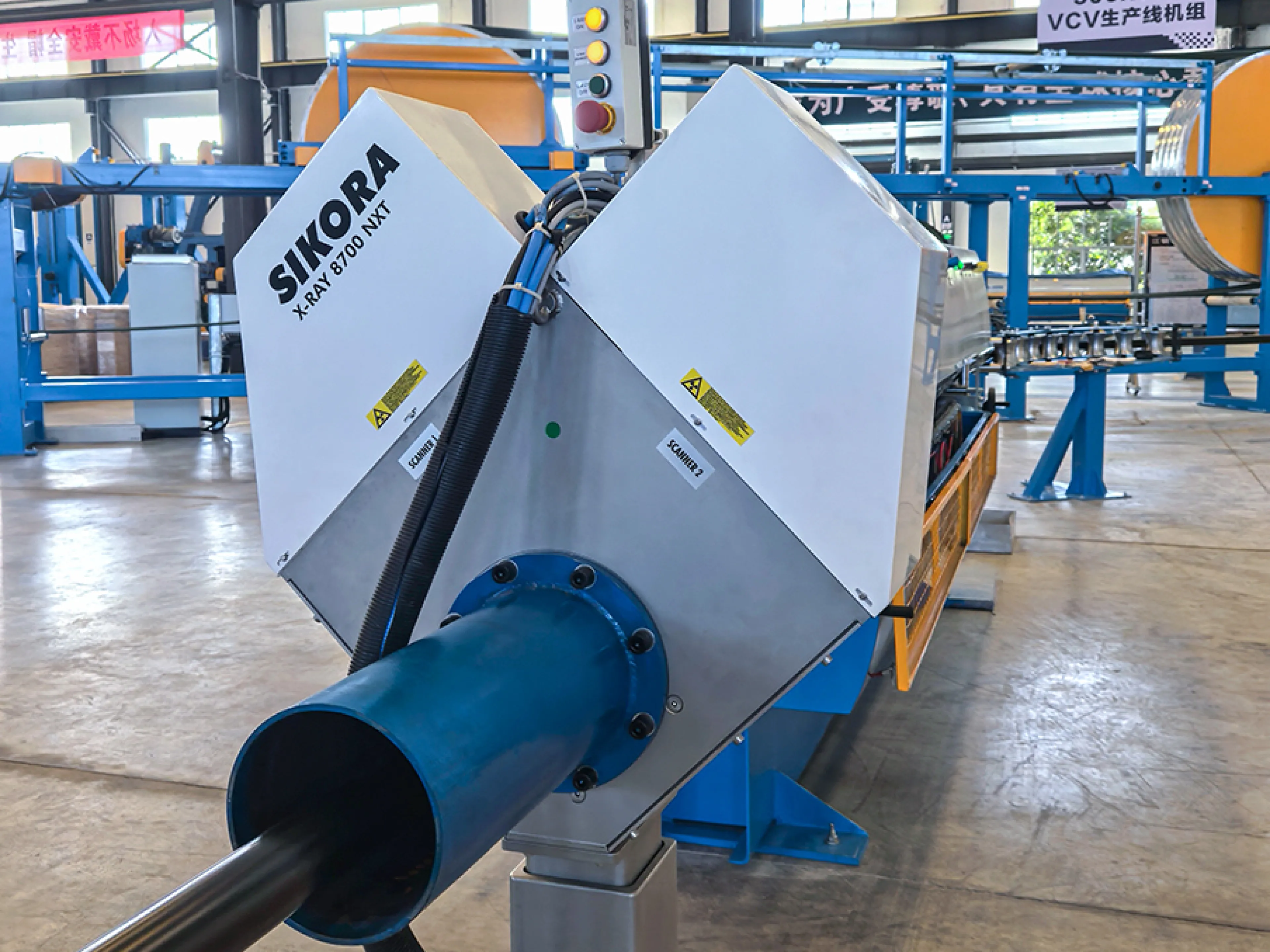 The “X-RAY 8700 NXT,” installed at the cold end of the production line, measures the eccentricity and wall thickness of the outer shield, the insulating layer, and the inner shield of the cooled cable