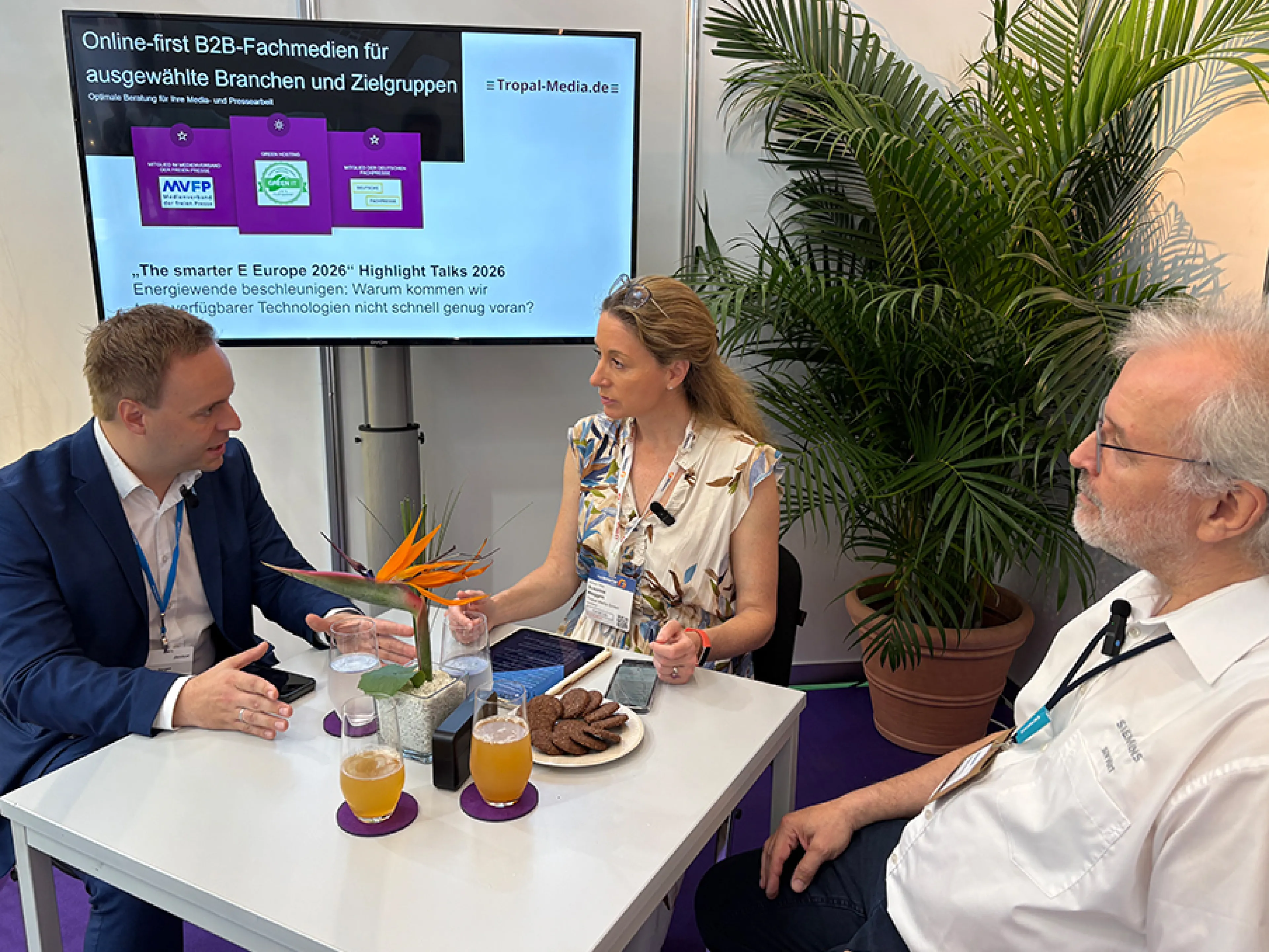 Exclusive highlight talk with Tobias Bangert (left) from Janitza and Bodo Giesler (right) from Siemens on the challenges of implementing the energy transition, featuring Editor-in-Chief Susanne Woggon of Tropal Media; Photos: Tropal Media / Ronny Schumann