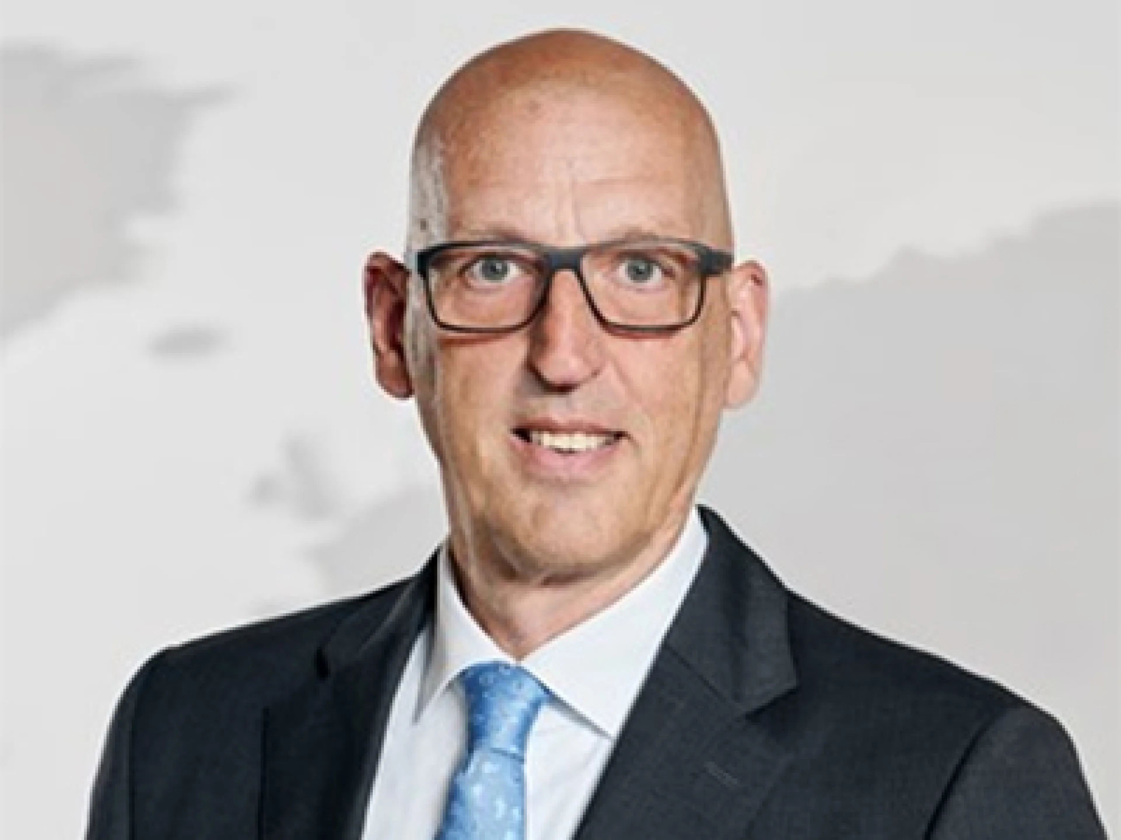 Board member Peter Wilkes congratulates the new management team, Photo: Biesterfeld Group