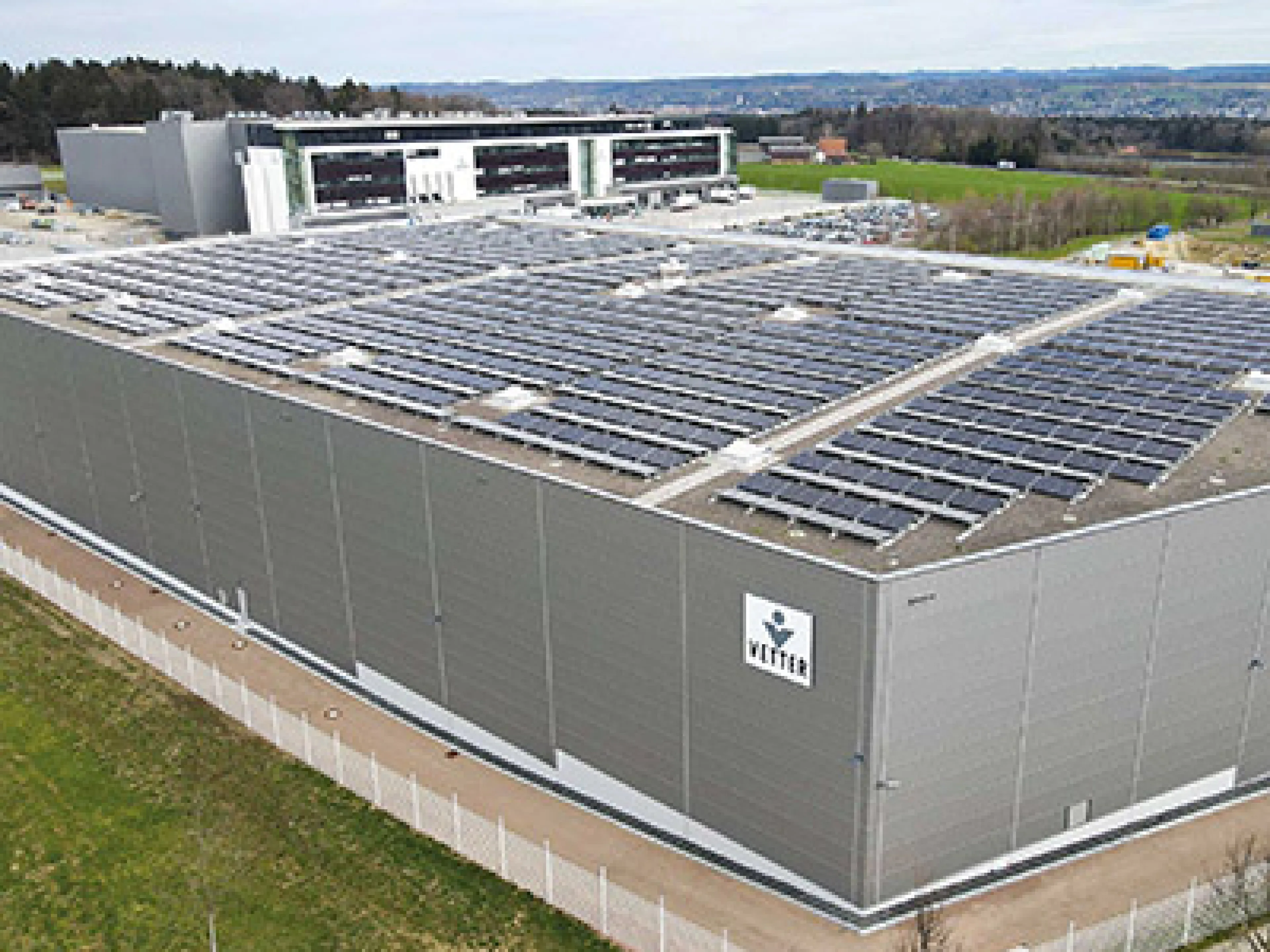 The PV system can generate around 700,000 kilowatt hours per year and thus cover ten percent of the energy consumption at the Ravensburg site