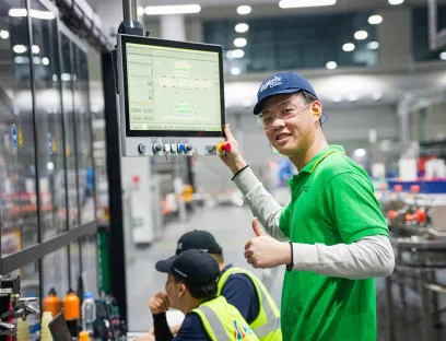 The Chinese operating personnel are also impressed by the user-friendly KHS technology, as shown here on one of the KHS Innopack Kisters packaging machines, Photo: KHS The Chinese operating personnel of Carlsberg are also impressed by the user-friendly KHS technology