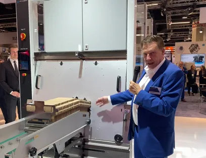 Ralf Schubert, Managing Director at Gerhard Schubert, presents the new cobot “tog.101” 