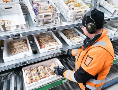 A highly automated storage system from SSI Schäfer has been installed at Kokkikartano. Finished products are transported automatically and without manual processes to the warehouse, for picking or shipping. Each storage location is equipped with a light display that shows the product number