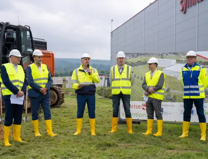 Groundbreaking ceremony for the second phase of the Symrise logistics center in Holzminden, from left to right: Jens Bädje (Managing Director of Symotion), Christian Belke (Mayor of Holzminden), Dr. Jean-Yves Parisot (CEO of Symrise), Detlef Struck (Dr. Schoppe Construction), Walter Ribeiro (Executive Board Member, Taste, Nutrition & Health), Dietmar Nunne (Kögel + Nunne Bau)