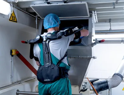 For manual lifting tasks such as loading mixers and mills, which take place at chest height and overhead, the exoskeleton supports employees