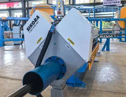 The “X-RAY 8700 NXT,” installed at the cold end of the production line, measures the eccentricity and wall thickness of the outer shield, the insulating layer, and the inner shield of the cooled cable
