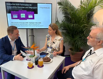 Exclusive highlight talk with Tobias Bangert (left) from Janitza and Bodo Giesler (right) from Siemens on the challenges of implementing the energy transition, featuring Editor-in-Chief Susanne Woggon of Tropal Media; Photos: Tropal Media / Ronny Schumann