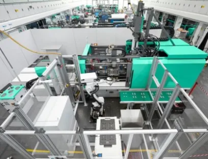 The hybrid Allrounder Cube 1800 with compact cube mould achieves more than double the output quantity of a conventional machine of the same size with rotary mould