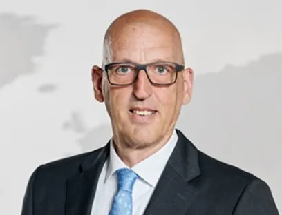 Board member Peter Wilkes congratulates the new management team, Photo: Biesterfeld Group