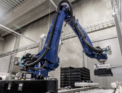 The "KR Quantec PA HO" robots at Enorm Biofactory fill a new crate every seven seconds, Photo: Kuka Kuka robots at Enorm Biofactory fill a new crate every seven seconds