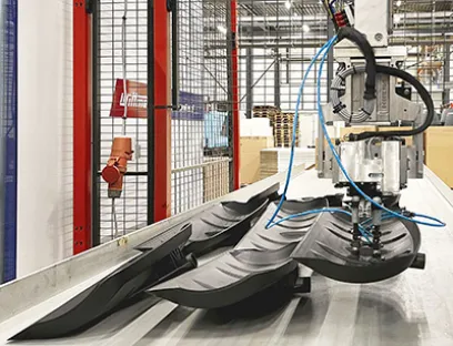 The blades of the feed shovels are produced on a "Macropower 850" injection moulding machine