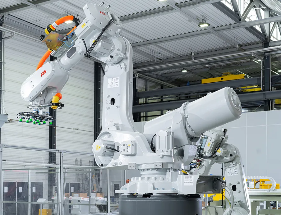 The "IRB 6750S" console robot is designed to enable higher robot density in production lines, Photo: ABB The ABB "IRB 6750S" console robot is designed to enable higher robot density in production lines