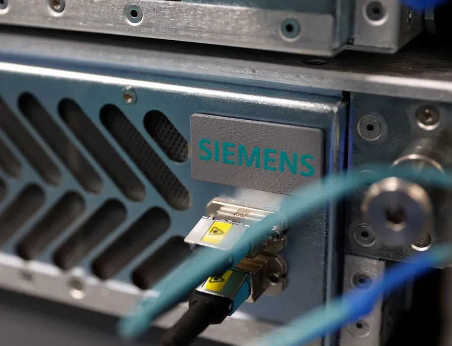 Veloce Strato CS delivers high emulation performance, maintains fast full visibility debug, and scales from 40 million gates (MG) to 40 billion gates (BG), Photo: Siemens Veloce Strato CS delivers high emulation performance, maintains fast full visibility debug, and scales from 40 million gates (MG) to 40 billion gates (BG)
