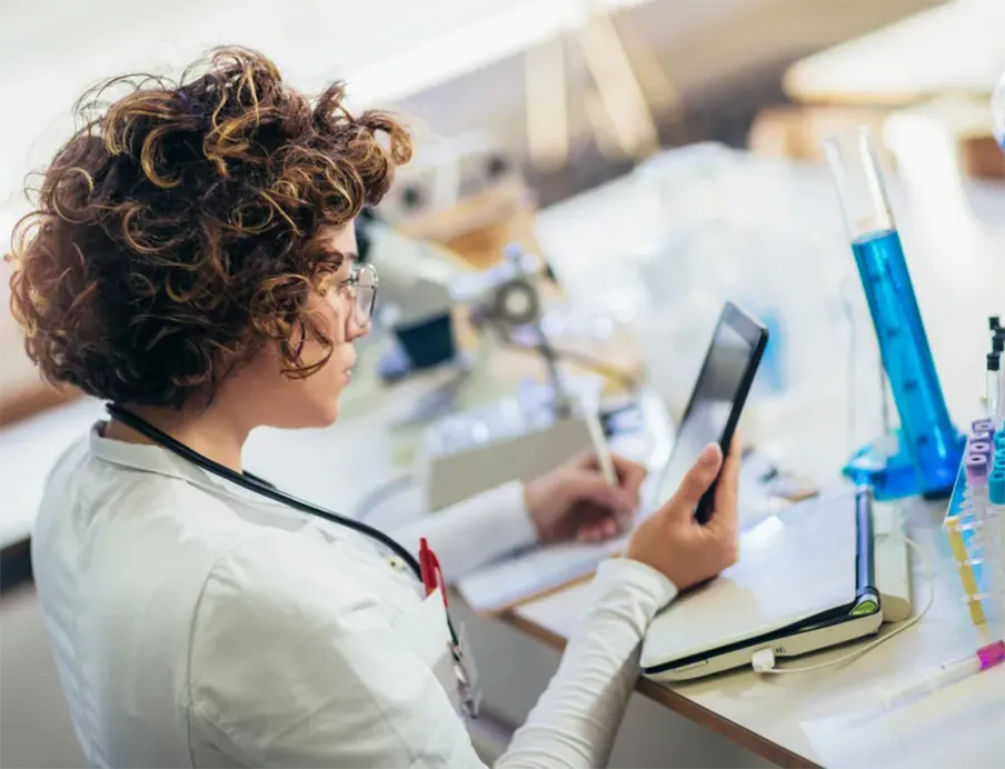 Siemens expands AI-powered Siemens Xcelerator portfolio in the life sciences sector and creates a continuous digital thread that connects data from research and development to production
