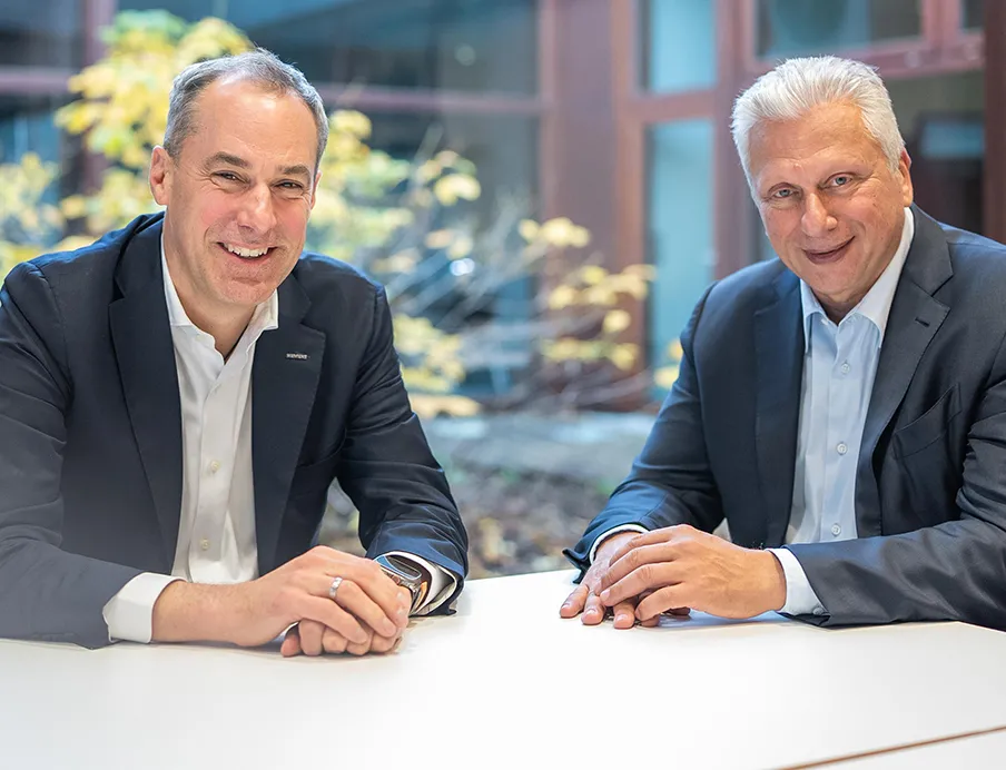 Siemens and Capgemini deepen cooperation: from left to right: Cedrik Neike, CEO of Digital Industries and member of the Siemens Managing Board, and Aiman Ezzat, CEO of the Capgemini Group
