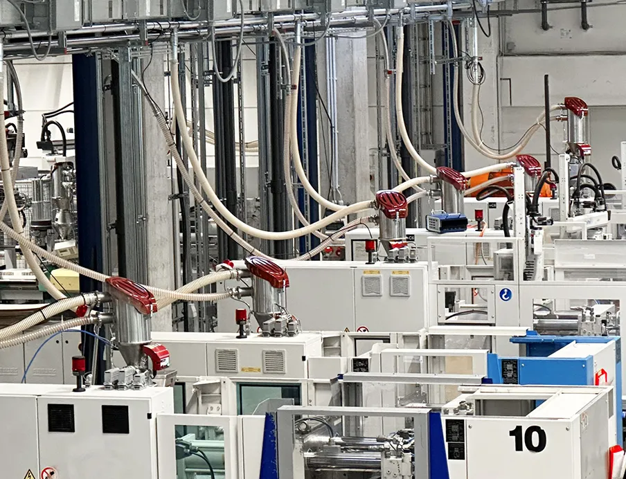 At Elasto, the granulate is transported in a closed system. Wittmann Feedmax Clean conveyors are also used. This reliably prevents dust formation