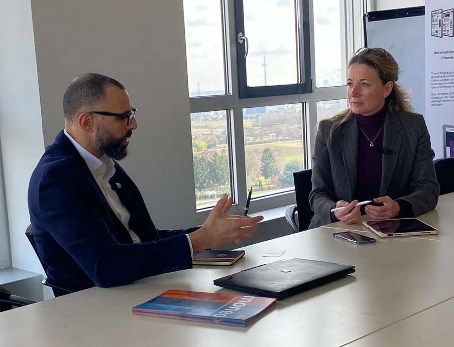 Conversation between Mohamed Al Kadari and Susanne Woggon about data-driven production using an IIoT platform