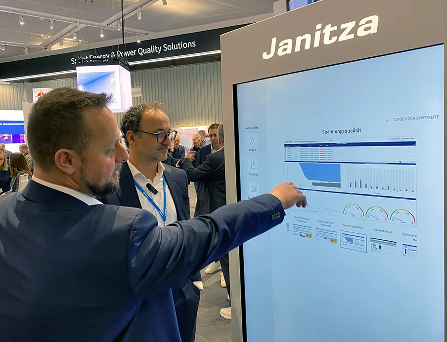Adrian Hertstein demonstrates the features of the power grid monitoring software Gridvis