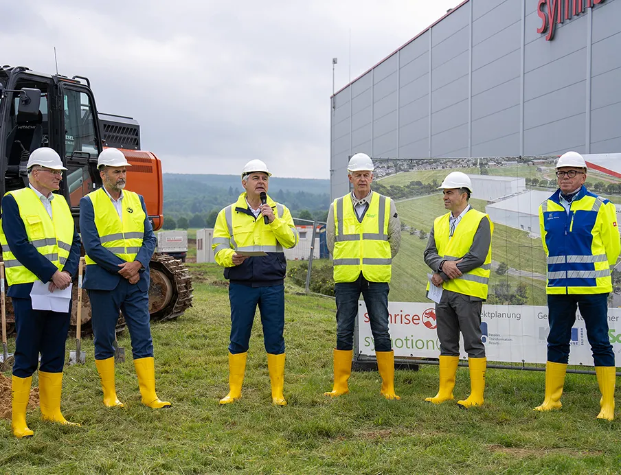 Groundbreaking ceremony for the second phase of the Symrise logistics center in Holzminden, from left to right: Jens Bädje (Managing Director of Symotion), Christian Belke (Mayor of Holzminden), Dr. Jean-Yves Parisot (CEO of Symrise), Detlef Struck (Dr. Schoppe Construction), Walter Ribeiro (Executive Board Member, Taste, Nutrition & Health), Dietmar Nunne (Kögel + Nunne Bau)