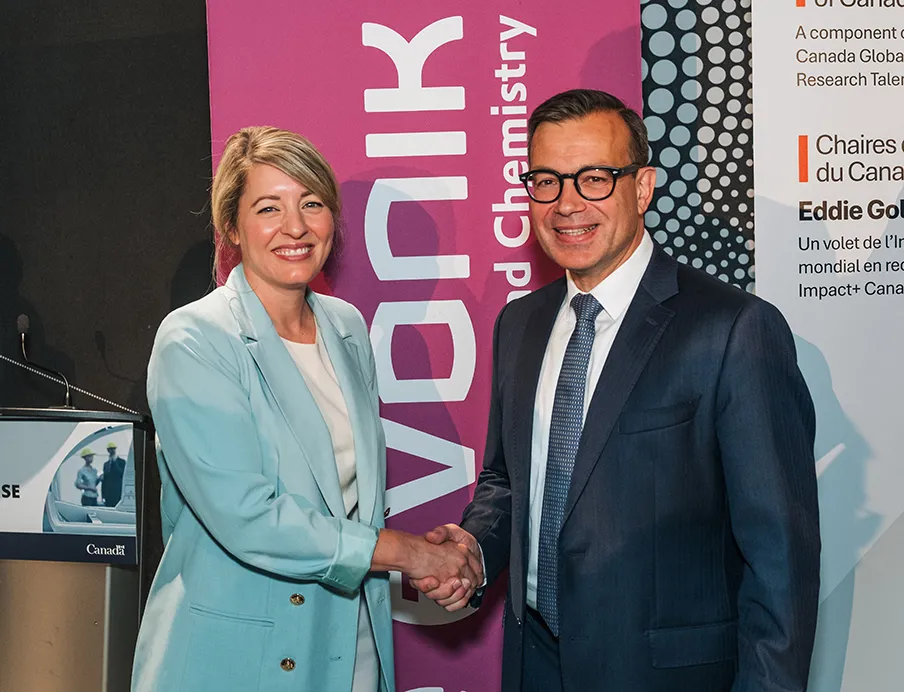 Mélanie Joly, Minister of Industry and responsible for economic development in Quebec (left), and Guido Skudlarek, Head of the Health Care Business Line at Evonik (right), announced the investment on August 27, 2026