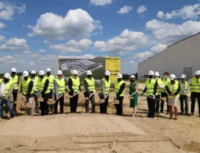 Südpack Managing Director Tharcisse Carl, other official representatives of Südpack Ochsenhausen, District Administrator Henryk Kiepura, Mayor Jerzy Zakrzewski and the project managers of the construction company MCM took part at the groundbreaking ceremony for the extension of Südpack Klobuck, Photo: Südpack Groundbreaking ceremony for the extension of Südpack Klobuck