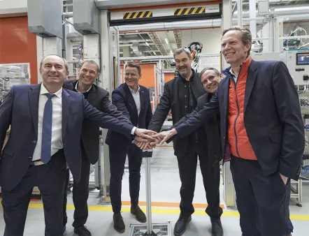 At the start of battery series production at the Nuremberg site: Minister of State Hubert Aiwanger, Michael Kobriger, MAN Executive Board Member for Production and Logistics, MAN CEO Alexander Vlaskamp, Bavarian Minister President Dr. Markus Söder, Markus Wansch, Chairman of the Works Council at the Nuremberg site and Dr. Frederik Zohm, MAN Executive Board Member for Research and Development, Photo: MAN At the start of battery series production at the Nuremberg site: Minister of State Hubert Aiwanger, Michael Kobriger, MAN Executive Board Member for Production and Logistics, MAN CEO Alexander Vlaskamp, Bavarian Minister President Dr. Markus Söder, Markus Wansch, Chairman of the Works Council at the Nuremberg site and Dr. Frederik Zohm, MAN Executive Board Member for Research and Development