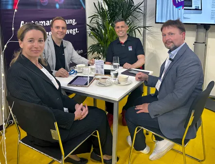 Exclusive highlight talk with Tobias Bangert (2nd from left) from Janitza and Raphael Görner (3rd from left) from Rittal on energy management and networked energy solutions of tomorrow with editor-in-chief Susanne Woggon and Ronny Schumann from Tropal Media