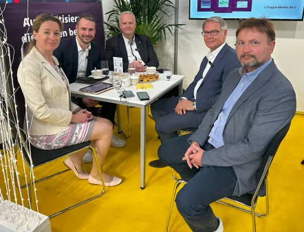 Exclusive highlight talk with Joel Stratemann (2nd from left) from Phoenix Contact, Jörg Scheer (center) from Harting, and Klaus Pflüger (2nd from right) from Wöhner about the All Electric Society with editor-in-chief Susanne Woggon and Ronny Schumann from Tropal Media, Photo: EAD-portal.de / Anja Huber All Electric Society in focus with Susanne Woggon, Joel Stratemann, Jörg Scheer, Klaus Pflüger, and Ronny Schumann